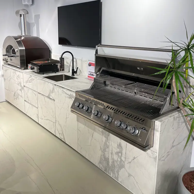 מטבח חוץ בנוי מאלומיניום משולב חזיתות גרניט פורצלן outlet - אולם תצוגה הרצליה